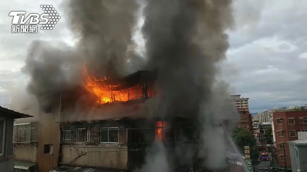 艋舺大道清晨惡火!吞噬住宅式宮廟 2人意識不清送醫