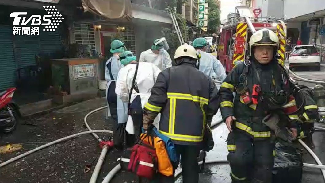 傷者被救出送醫。（圖／TVBS）