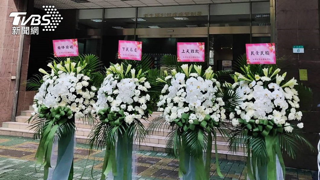「坐視人民一個一個死!」 宅神送4白色花籃給指揮中心