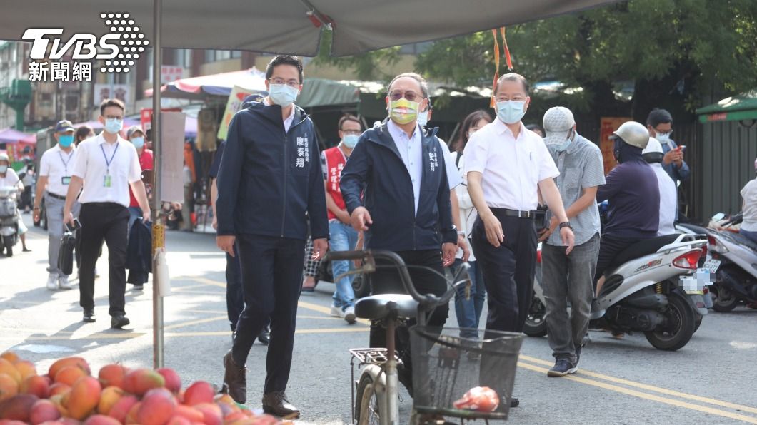 高市府稽查傳統市場實聯制。(圖/中央社)