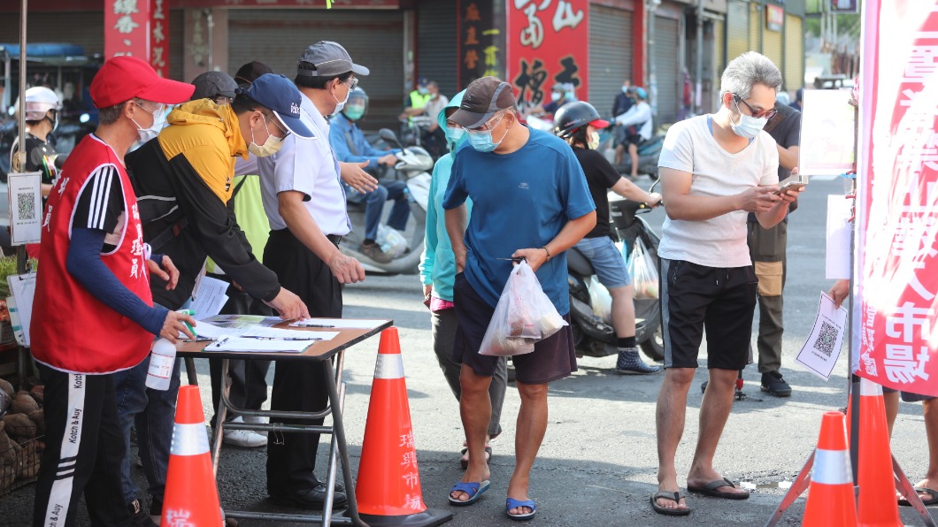 民眾配合實聯制。(圖/高雄市政府提供)