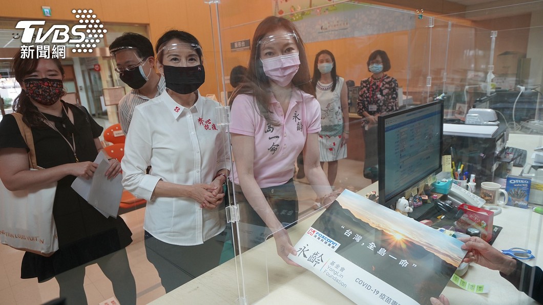 郭台銘妻子曾馨瑩6月1日將疫苗文件遞出,郭台銘今日爆料政府機關未正面回應。(圖/郭台銘辦公室提供)