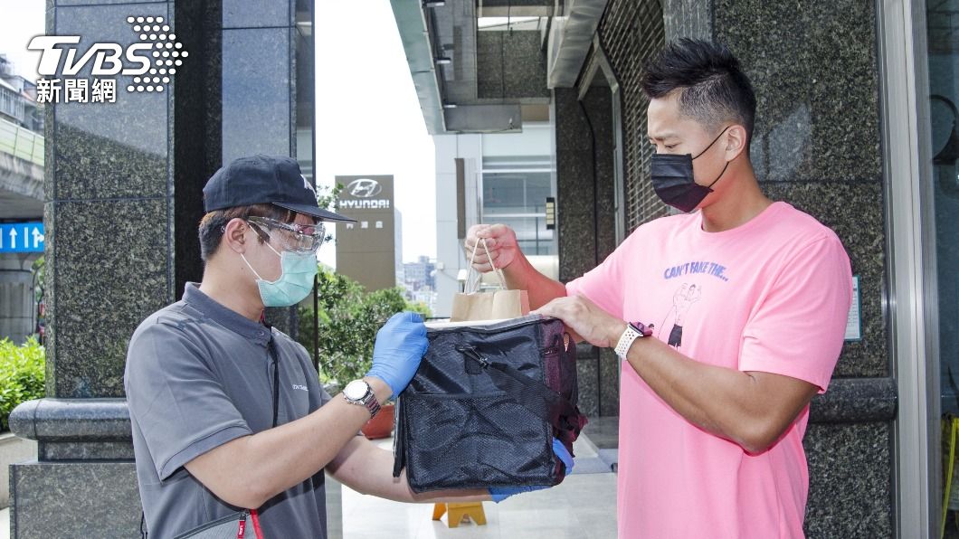 疫情影響旅行業求生存　人力變餐飲外送員