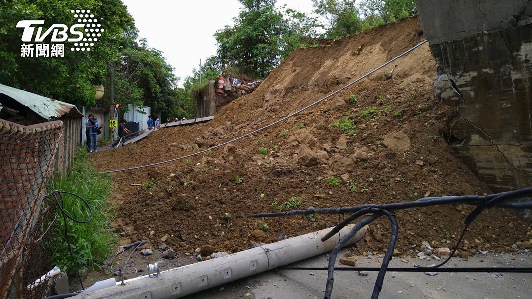 鳳山大雨過埤路巷道土石崩落 道路中斷受阻
