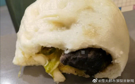 菜包裡驚見半隻老鼠。(圖/翻攝自楚天都市報極目新聞微博)