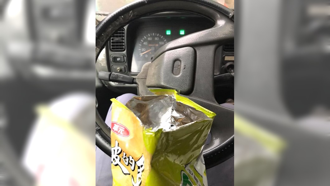 一名物流車司機獨自在車上吃洋芋片充飢。(圖/翻攝自爆怨2公社)
