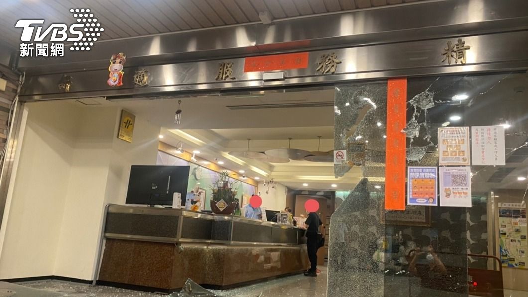 3惡煞持鐵槌砸飯店大門 高市警調閱監視器追人