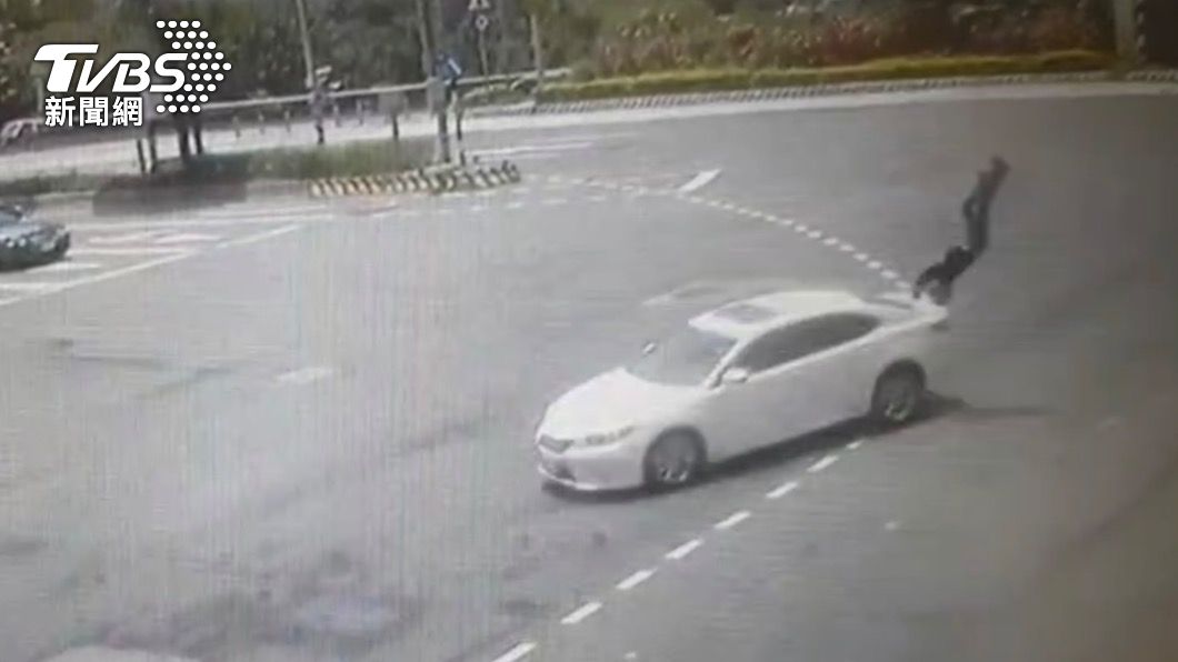 越級打怪！21歲無照男騎重機闖紅燈　遭撞空翻一圈重摔
