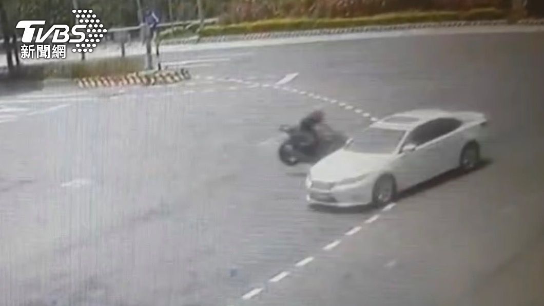 重機闖紅燈撞轎車。(圖/TVBS)