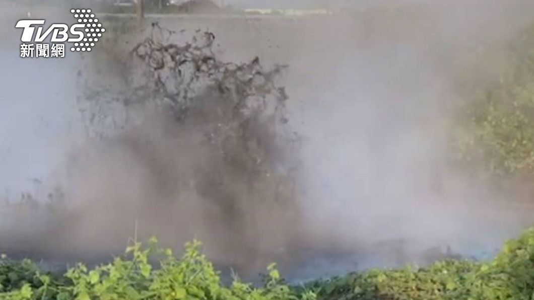 屏東萬丹泥火山清晨甦醒　泥漿洶湧噴發