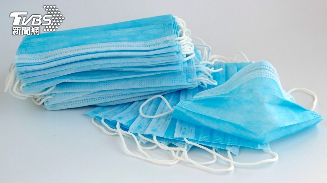 網傳「口罩摺痕向上會影響防護效果」為錯誤訊息。(圖/shutterstock達志影像)