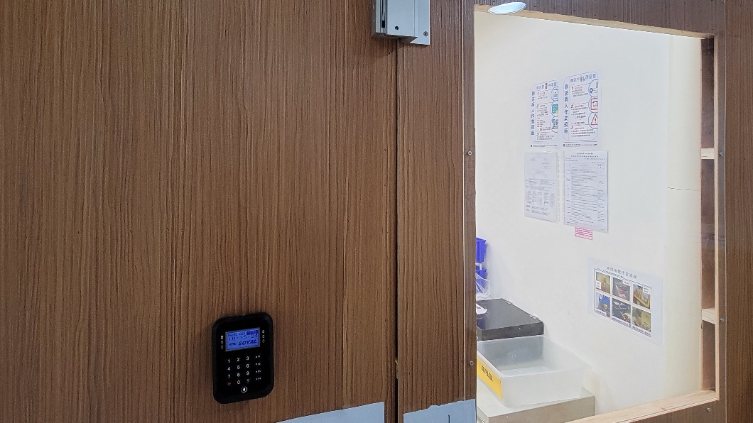 護理站裝設安全密碼鎖。(圖/雙和醫院提供)