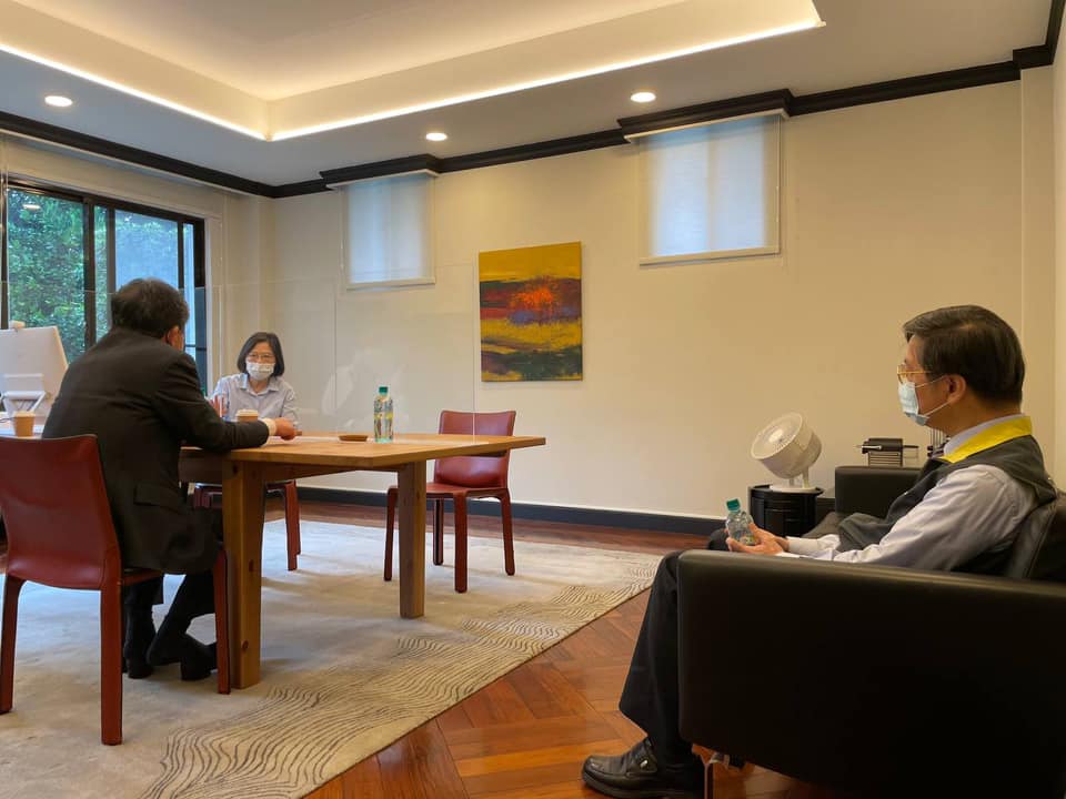 陳時中到總統官邸,露出的腳丫成亮點。(圖/蔡英文臉書)