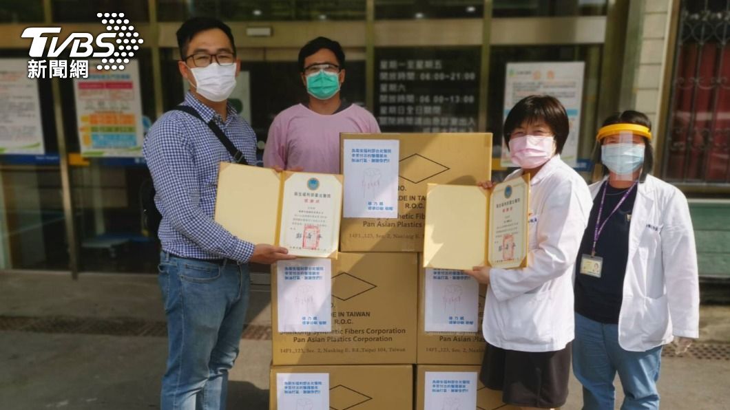 防疫面罩捐贈給衛福部台北醫院。(圖/璟華印刷股份有限公司提供)