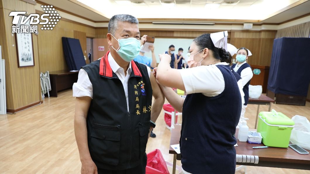 花蓮消防局長林文瑞接種疫苗。（圖／中央社）