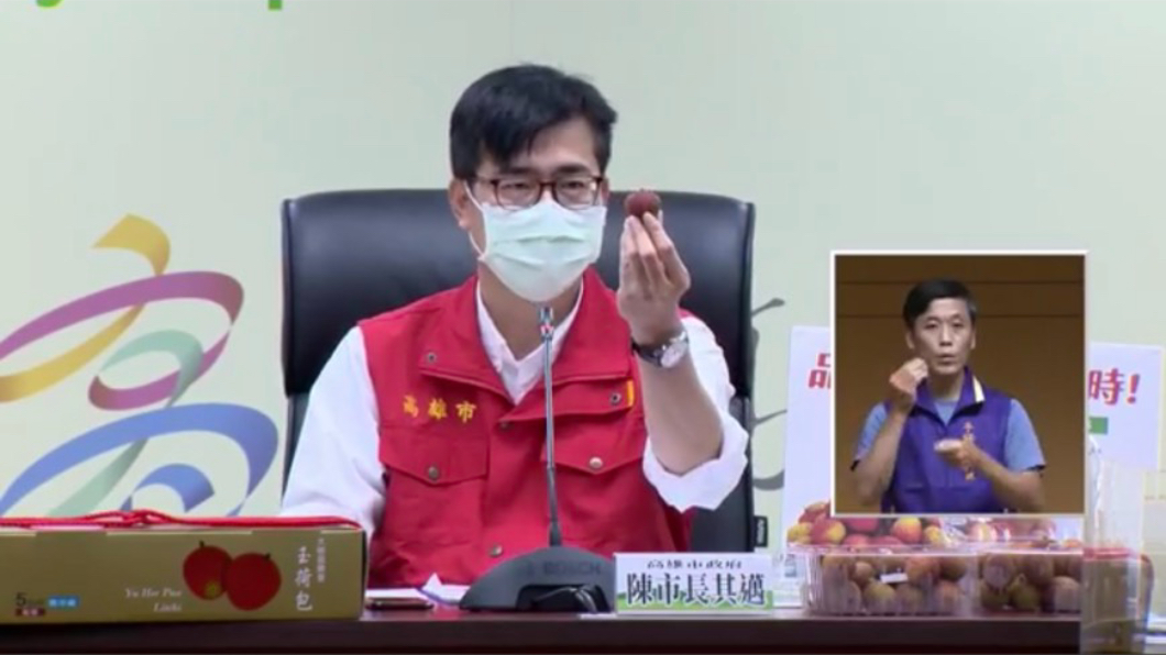 防疫記者會上「化身直播主」　陳其邁拿玉荷包：工商服務