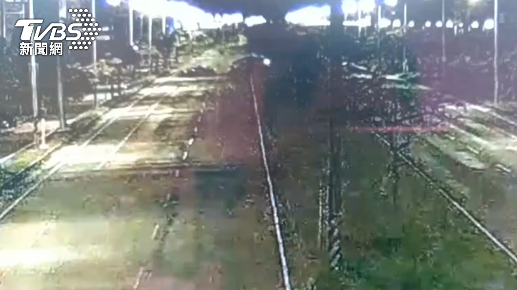 2車撞擊噴飛瞬間。(圖/TVBS)