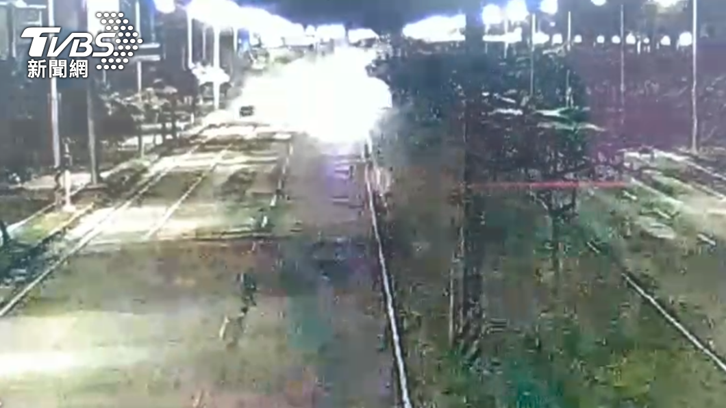 台南死亡車禍監視器畫面首度曝光。(圖/TVBS)