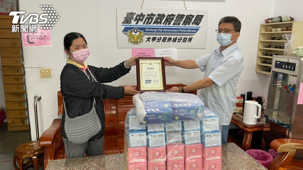 女子贈警近4千片口罩 感謝8年前協尋走失母親