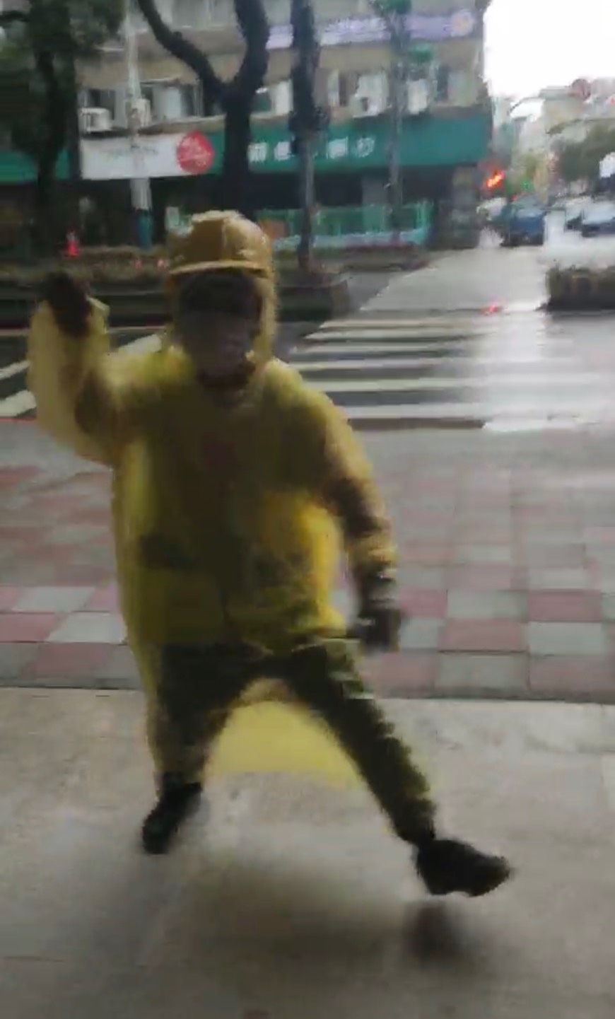 工人追打王姓男子。(圖/當事人提供)