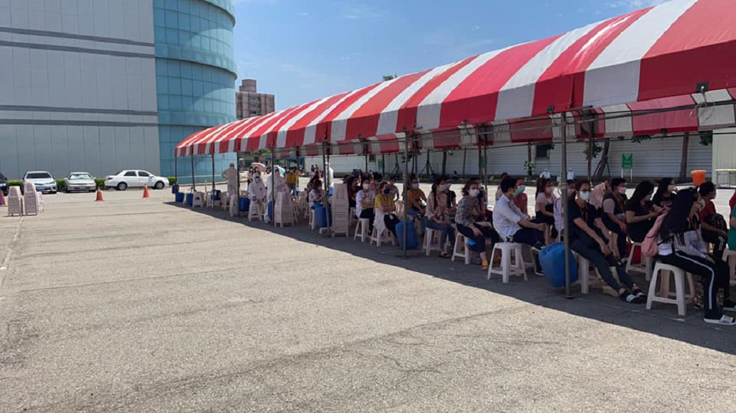 員工之間並未拉出1.5公尺的社交距離。（圖／翻攝自曾玟學 苗栗縣議員臉書）19/196042