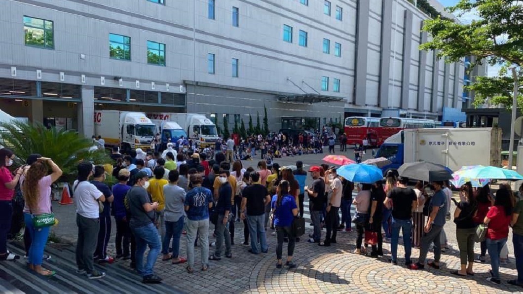 京元電子緊急快篩7300員工 人潮聚集宛園遊會恐破口