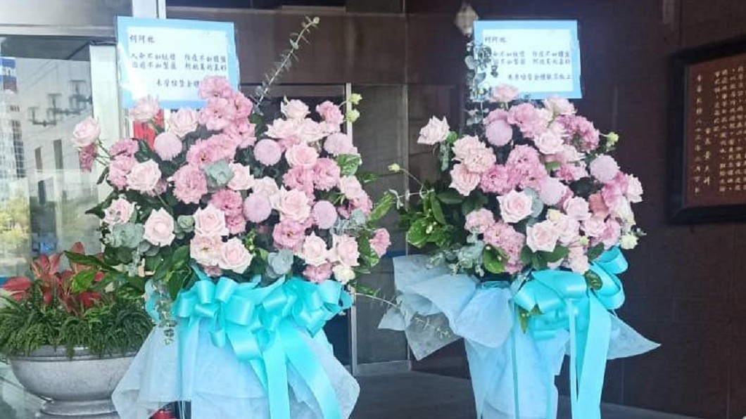 宅神又送花!氣轟「人命不如股價」 獻給這位阿北