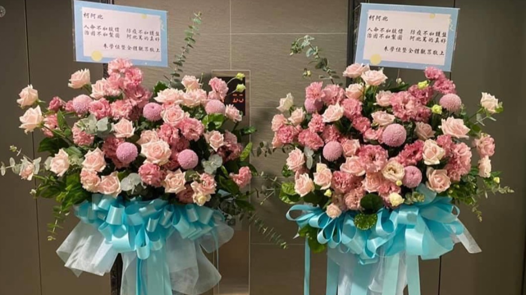 朱學恆贈送北市府花籃。(圖/Facebook朱學恒的阿宅萬事通事務所)