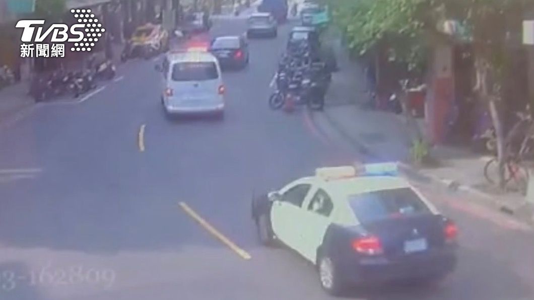 中和分局隨行在救護車後方。(圖/TVBS)