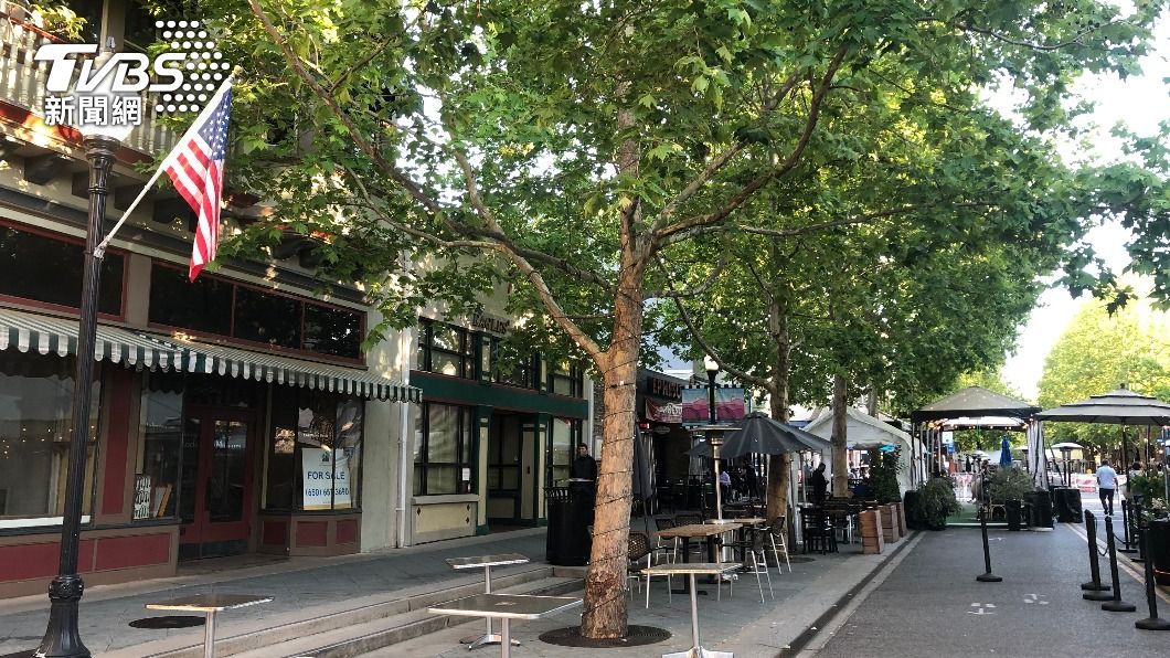 餐廳業者讓客人在戶外用餐。(圖/中央社)