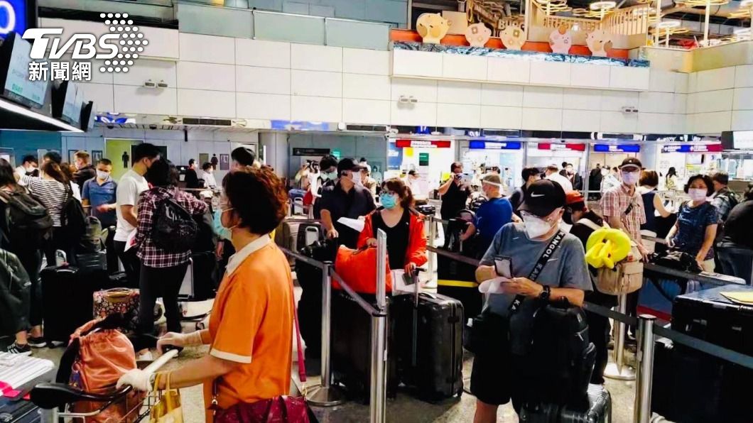 旅客聚集桃園機場準備登機。(圖/翻攝自陳文茜臉書)