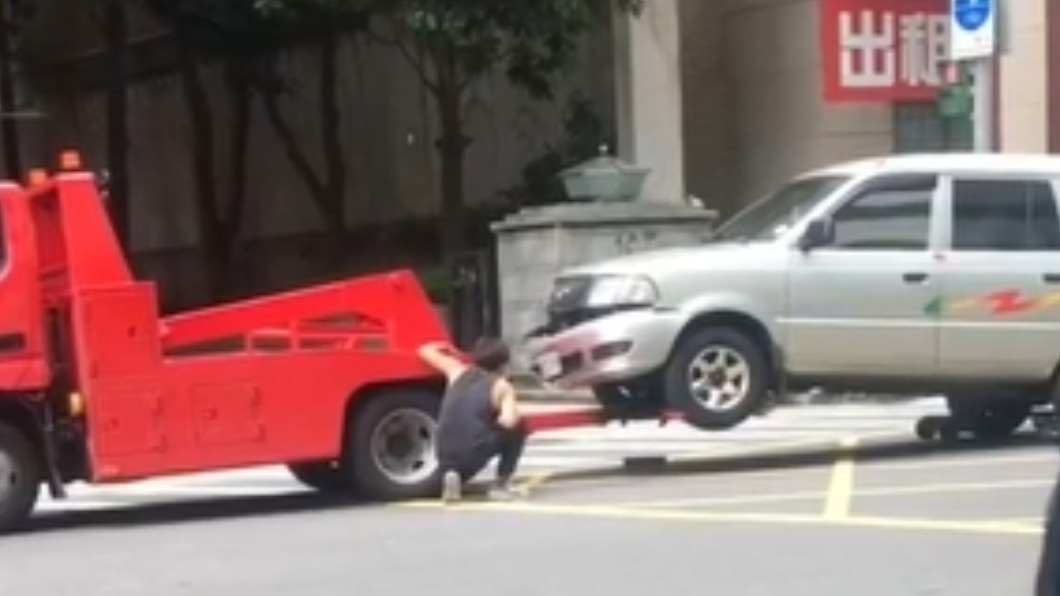 游姓駕駛趕緊下車查看。(圖/翻攝自我們是新店人!! 好山好水,就是愛新店)
