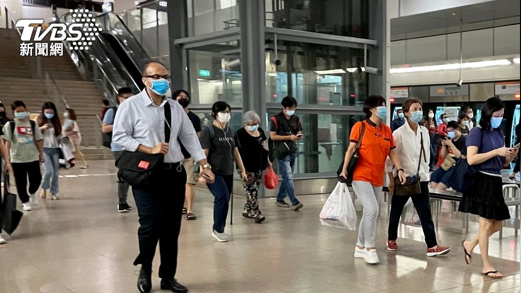 圖為新加坡地鐵站裡的民眾。(圖/中央社)