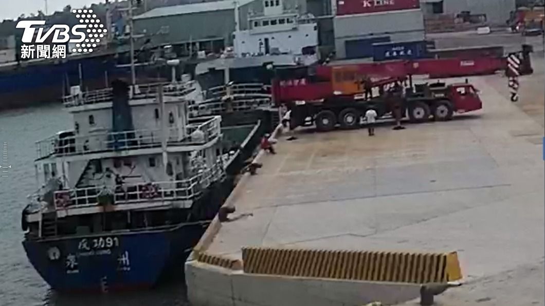 一名碼頭工人在船上作業期間，疑在船艙外與大陸船員有接觸。（圖／中央社）