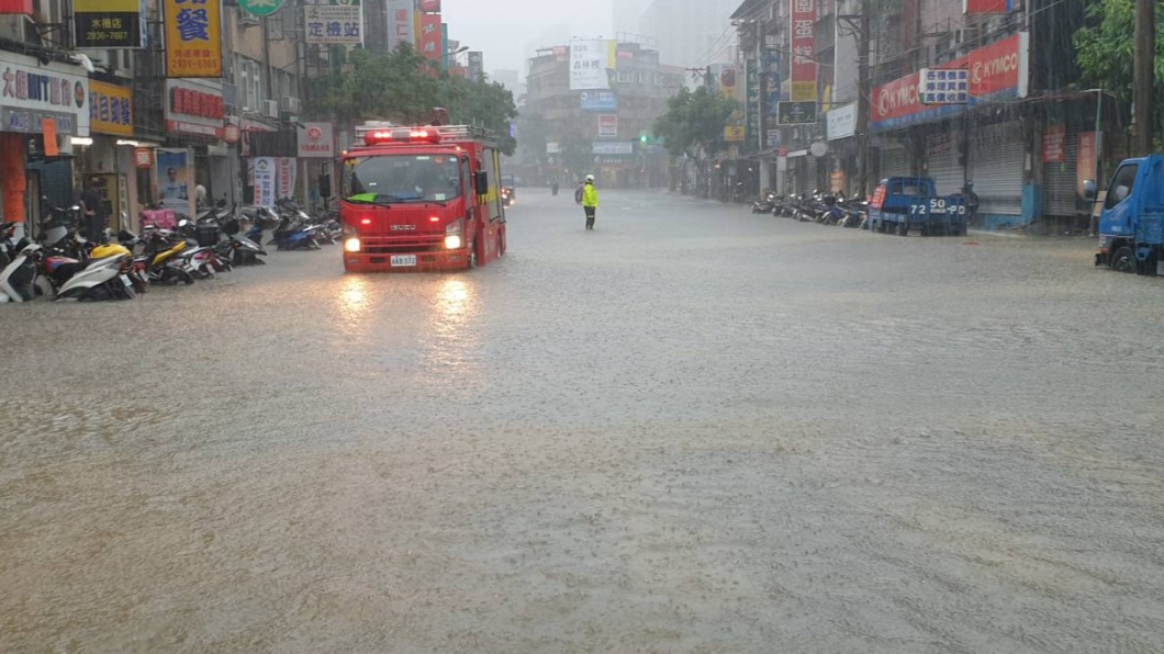 彩雲強度逐漸減弱　颱風+鋒面「南北雙夾」大雨狂灌