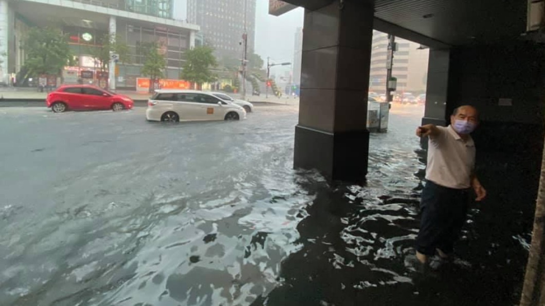 北市大豪雨狂灌!直擊淹水災情「信義區淪陷」泥流淹路面