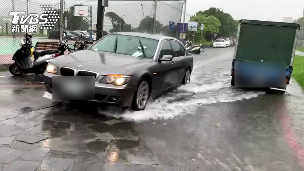 北市降下大雨,車主趕緊到水門牽車。(圖/TVBS)
