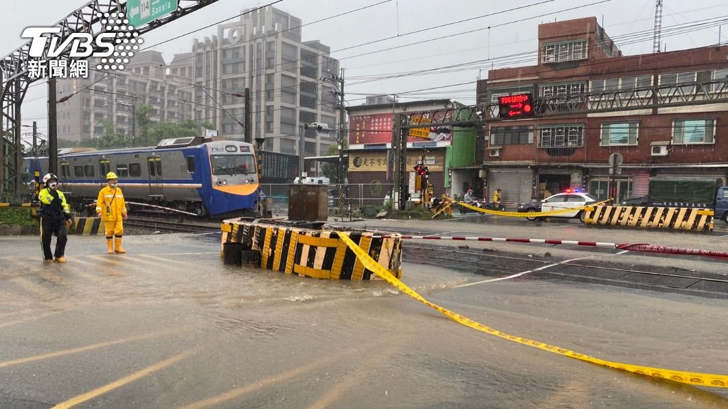 新北鶯歌「尖山埔路平交道」淹水 火車停駛車輛禁通行