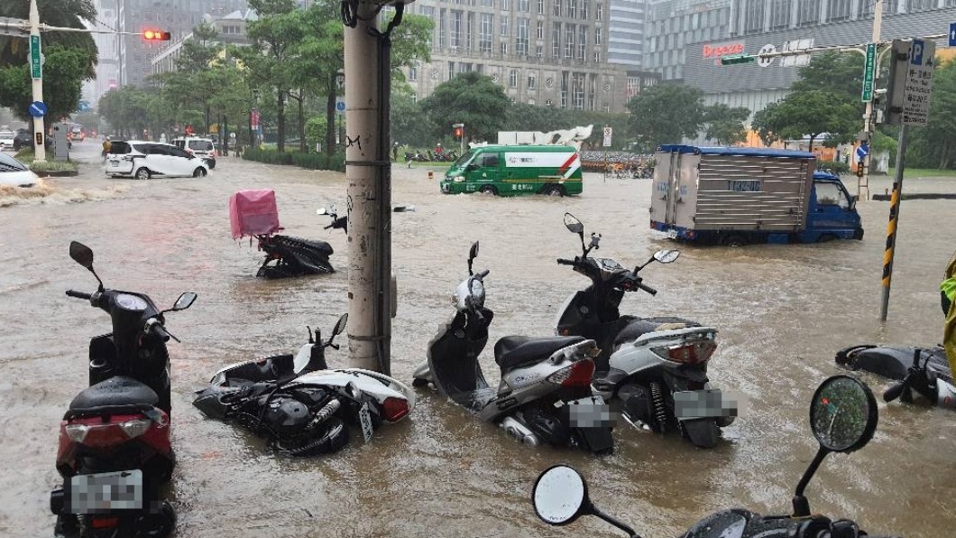 北市暴雨機車全泡水、南部藍天白雲 網友:一座島兩個國