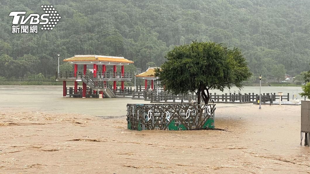 大雷雨狂炸!午後瞬間強降雨 文山、信義區淹水