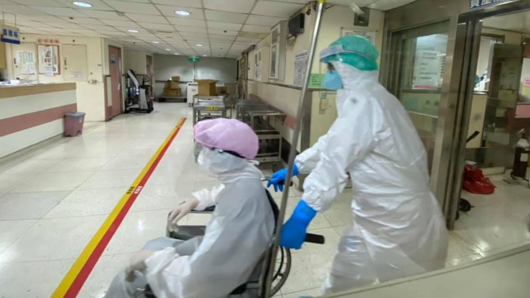穿隔離衣2小時！護理師「熱衰竭脫水」院內暈倒送急診
