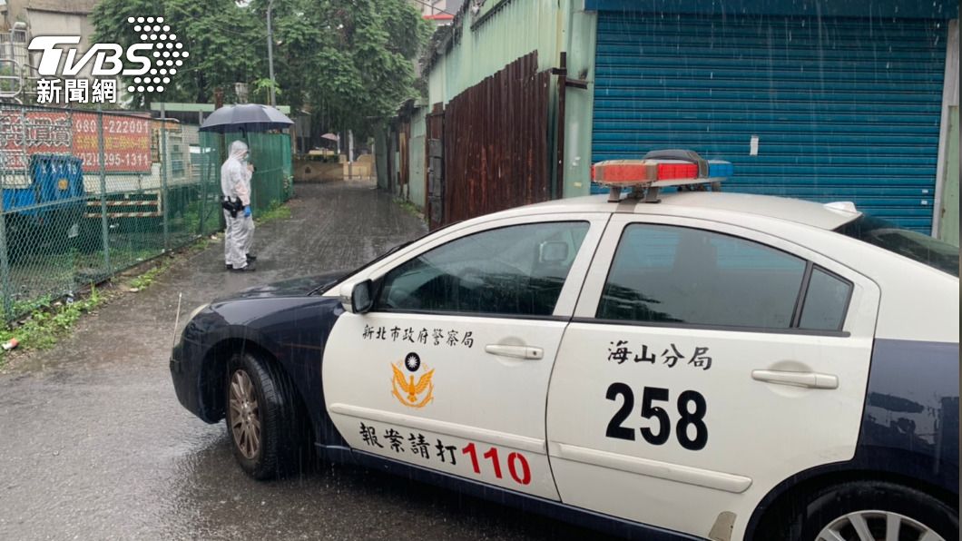 新北市板橋海山分局警方前往住處找男子。(圖／TVBS)