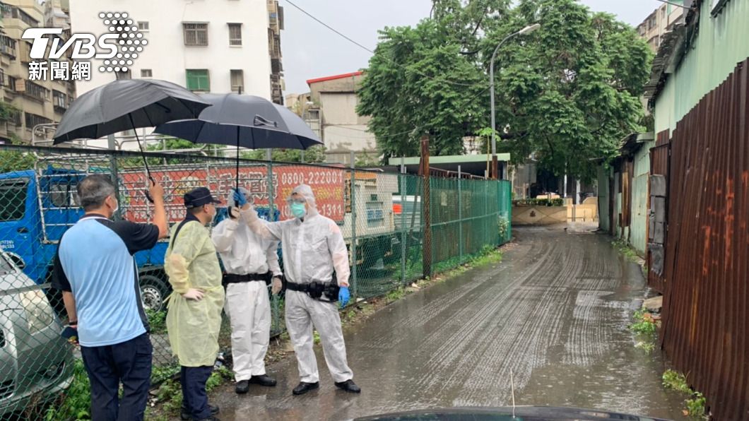 海山分局長李忠萍及員警前往男子住家了解情況。(圖／TVBS)