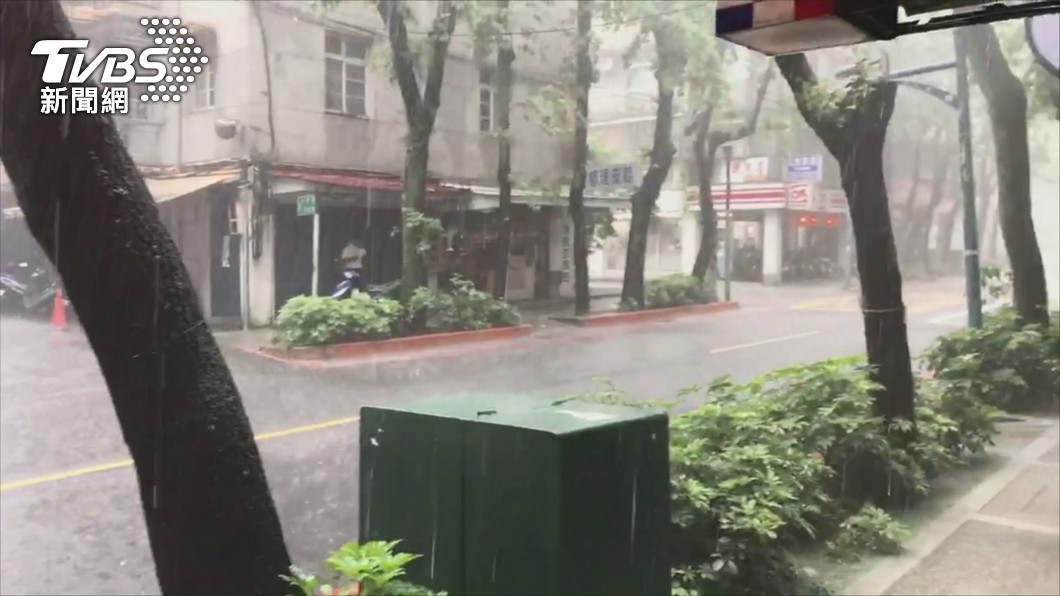 全台濕漉漉「8縣市大雨狂灌」 梅雨鋒面徘徊連下7天雨
