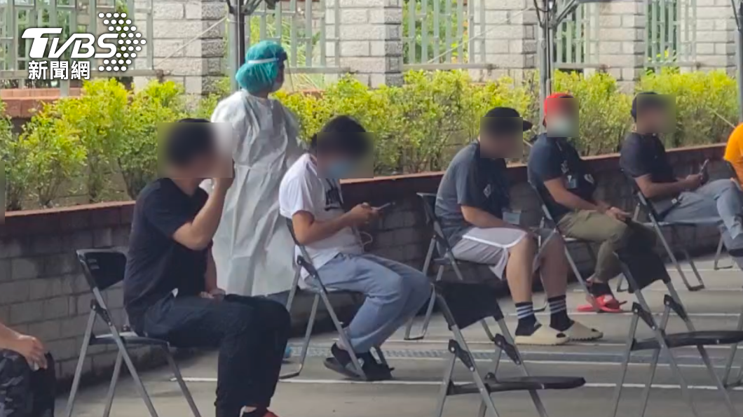 員工在座位等候醫護人員引導。(圖/TVBS)
