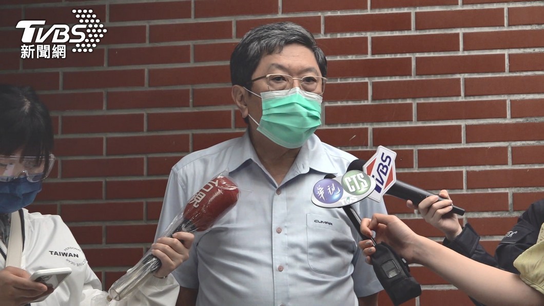 指揮中心專家小組諮詢委員李秉穎表示,雖然疫苗可以減緩疫情擴散速度,但仍需嚴密的防疫措施。(圖/TVBS)
