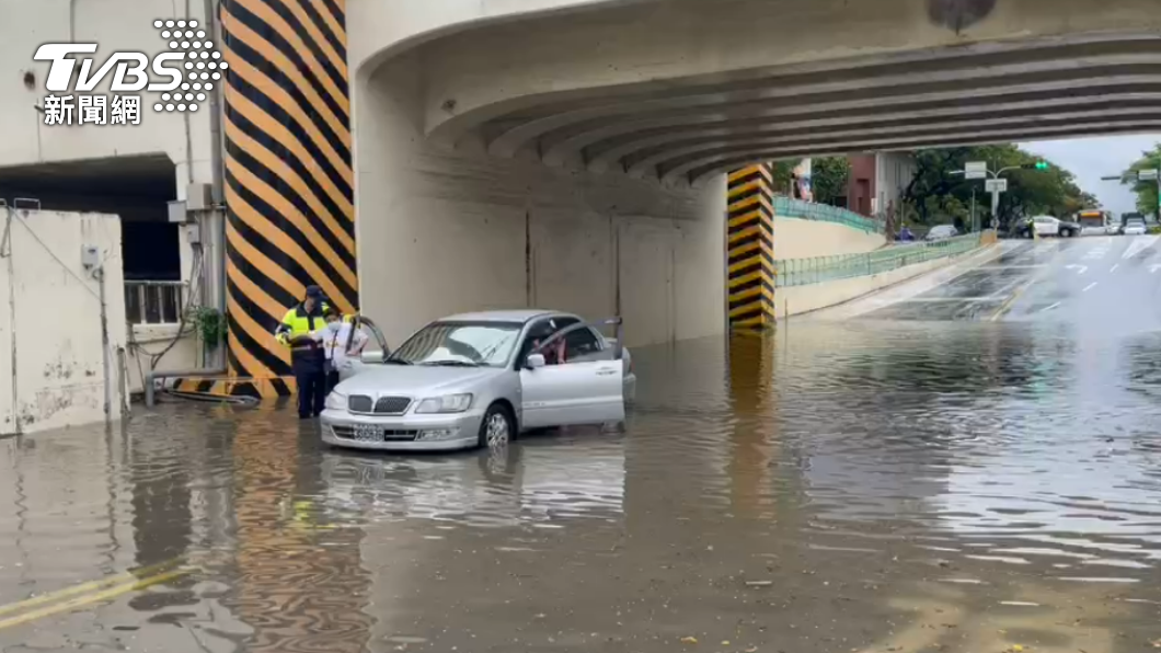 氣象局發台南、高屏豪雨特報 安平區淹水車輛一度受困