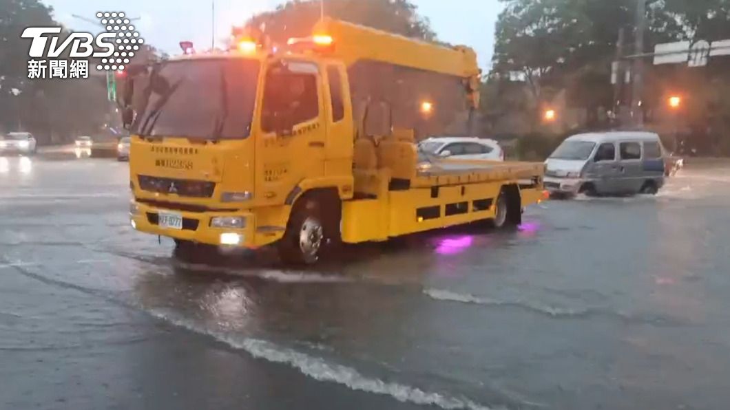 部分地區因積水達半個輪胎深,高工局出動拖救車協助故障車脫困。(圖/TVBS)
