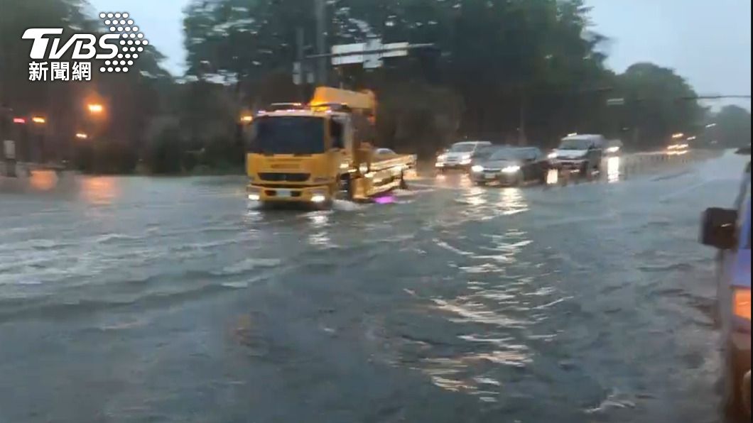 高雄市清晨豪大雨，部分地區傳出淹水、停電災情。（圖／TVBS）