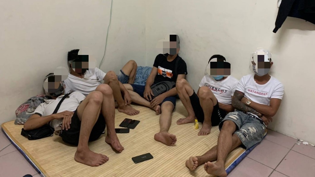 彰化警方查獲移工群聚打牌。（圖／彰化警方提供）